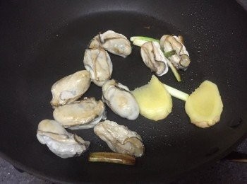 step6: 熱鑊後落油,先爆香薑片及少量蔥段,再放入蠔兩面略煎