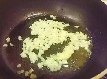 step2: 一小匙奶油爆香洋蔥丁