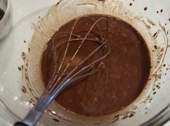 step2: 將步驟1的巧克力鮮奶液沖入蛋黃中，此時快速攪拌蛋黃，以免過熱的液體將其熟化。