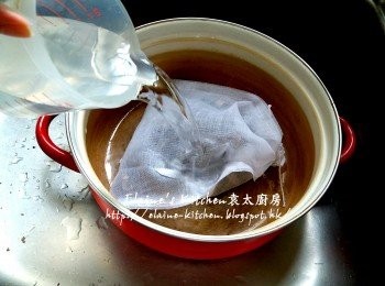 step5: 魚袋放入煲內加入3500ml水 , 用中火先煲15分鐘至滾起