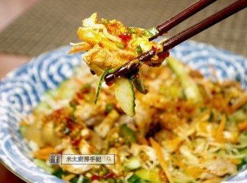 step4: 把撕好的雞放在雜菜上，把<span class="group_2">汁料</span>拌勻淋在上面即可享用！