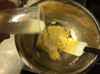 step5: 用膠刮慢慢攪勻至沒有粉粒後加入牛奶