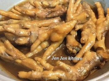 step4: 另一邊把生菜灼熟，盛上碟。將<a href="https://bit.ly/3kLFTWO" target="_blank" data-keyword="雞腳" class="guide-link"><strong>雞腳</strong></a> <span style="display:inline-block;vertical-align:middle;margin-top:-3px;color:initial;border-radius:3px;padding:2px 3px;font-size:12px;line-height:14px;background:#87d300;color:#fff;">即買</span> 連汁放上即成。趁熱享用。