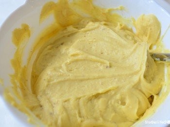 step4: 用調理棒或者果汁機把綠豆仁泥打的更細緻，但是這時候還是水份過多
​​​​​​​所以拿到鍋子上（最好用不沾鍋）小火乾炒收汁
炒到不會再糊糊的，會結成團不沾鍋即可