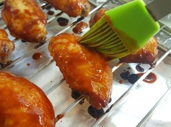 step5: 再將醃汁塗上<a href="https://bit.ly/3zHU5V3" target="_blank" data-keyword="雞翼" class="guide-link"><strong>雞翼</strong></a> <span style="display:inline-block;vertical-align:middle;margin-top:-3px;color:initial;border-radius:3px;padding:2px 3px;font-size:12px;line-height:14px;background:#87d300;color:#fff;">即買</span> 上。