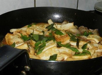 step8: 灑上九層塔後翻炒一下起鍋