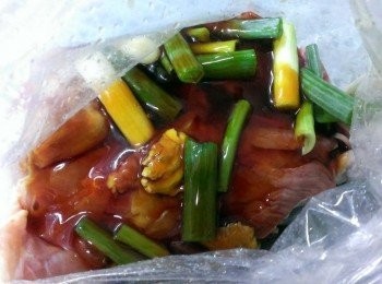 step1: 雞腿排加葱~薑~少許米酒~和醬油醃~視個人喜愛的鹹淡) 我有為醃鹹一點~蒸好的原汁雞湯用來拌飯~小朋友說爆好吃的@@