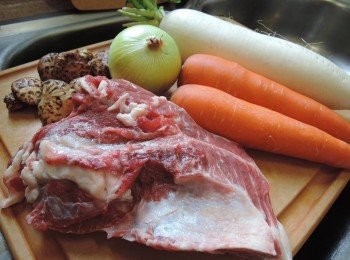 step1: -牛腩出水十分鐘，撈起放入另一煲內，加入適量水，加入調味料煮滾，轉小火，蓋上煲蓋炆45分鐘，熄火焗15分鐘