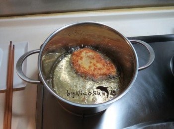 step9: 油溫約170度(丟一點麵包粉測試.浮起起泡即可)炸約5-6分.起鍋吸油即完成