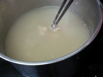 step4: 水滾後先落瘦肉攪散