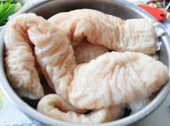 step2: 將大腸處理洗淨後，放入滾水鍋中滾煮