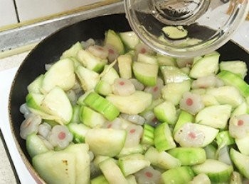 step5: 待絲瓜稍微出水後加入蒟蒻小桐花一起拌煮，並且加入鹽巴、少許水。