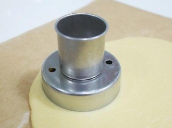 step3: 表面撒上些許麵粉將麵糰桿平~ 用甜甜圈模型壓出形狀來..中央的小麵皮也可以炸喔^^ **也可以使用杯子壓出圓形中間用瓶蓋壓出小洞!!!