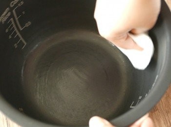 step4: 在電飯煲內鍋內塗油。