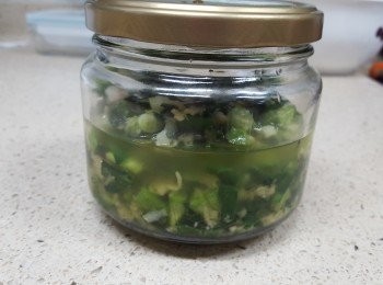 step1: 把小蔥洗淨，切粒!薑磨蓉好，把薑蓉，蔥粒，粗鹽放在大碗內。
把油燒滾，放在<span class="group_1">食材</span>碗內，馬上拌均，即成，待涼放冰箱。