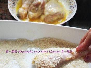 step2: 預熱焗爐200度上下熱力, 準備鷄蛋拌勻在碗, 麵粉和麵包糠粉;
醃好鷄膇, 先沾滿麵粉, 然後蛋液, 最後麵包糠粉,