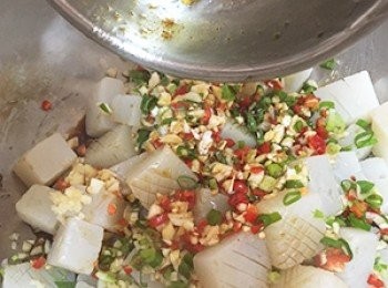 step7: 準備一個鍋子，將蒟蒻白玉板、豆干放入後，加入醬汁與蒜,蔥,辣椒，醃製1-2小時後即可食用。