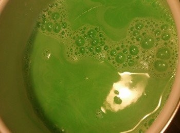 step1: 芒果事前雪凍。
糯米粉100g混合粟粉。
開小煲小火，下椰漿，水，糖，斑斕精煮溶。