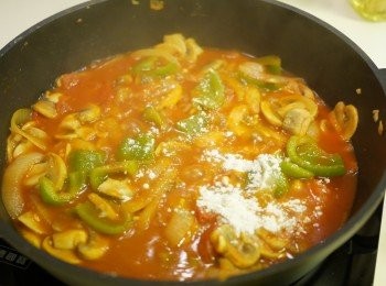 step7: 調好味之後加入少量麵粉, 將汁煮至少少杰身, 之後淋上飯面