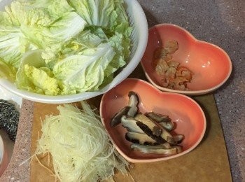 step1: 先將娃娃菜浸洗瀝乾，蝦米浸水約10分鐘瀝乾，冬菇早上浸發至傍晚煮晚飯前已軟身，榨乾水份去蒂切條，冬菇水留用，粉絲浸軟身約10-15分鐘左右