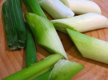 step4: － 京蔥洗淨，切去根部，切段