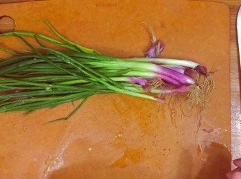 step2: 蔥洗淨去根部，切段備用
