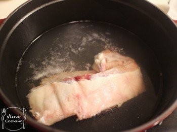 step1: 牛坑腩飛水後洗乾淨切件備用