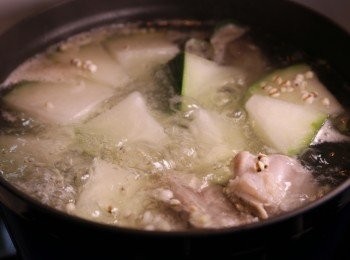 step2: - 加水後大火煲滾，再中火煲兩小時