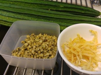 step1: 蜆肉仔用水沖到水清為止,再用水浸半小時,白飯魚乾浸軟。