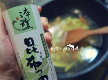 step5: 加入淬釀昆布醬油.及一大碗水(約300cc)