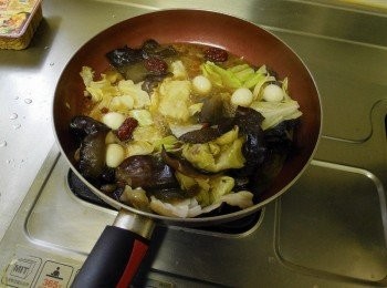 step6: 起鍋倒入少許的湯汁加入高麗菜、黑木耳熬煮至菜熟，再倒入豬腳湯鍋。 若不想喝太多湯(勿倒入湯鍋)，亦可勾芡變一道藥膳豬腳也是很好吃喲~