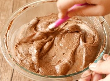 step5: 把朱古力混合物加入剩下的忌廉中，以切拌法攪拌成慕絲。