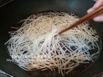 step7: 銀芽放入加入少許油及鹽的水中