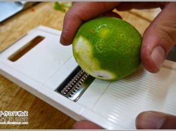 step1: 1.取一顆檸檬表皮充分洗淨，然後刨下約半顆檸檬皮綠色的部分備用。