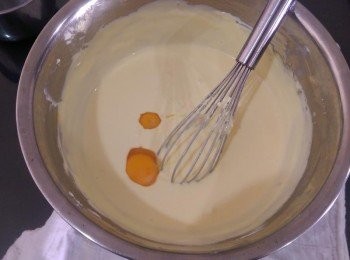 step4: 先將奶酪和糖一起攪拌均勻，要是覺得比較吃力可以加入鮮奶油方便攪拌，之後的材料一樣一樣的加進去，每加一樣之前要攪拌順滑，否則成品會變得粗糙結塊，香草精最後才加進去，攪拌完成之後，放一旁備用