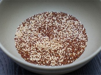 step1: 藜麥洗淨，完全浸於水中最少1小時，時間許可的話可浸數小時及一晚，有助洗去表面的皂角苷去除澀味。