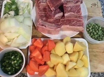 step2: 洋蔥去皮切大塊；馬玲薯去皮切大塊；紅蘿蔔去皮切大塊；大蔥斜切片；蔥用可飲用水洗淨切蔥花備用；牛小排延骨頭切大塊。