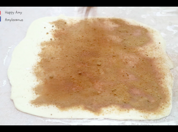 step7: 於麵皮上掃上一層水／牛油溶液，再平均撒上<span class="group_2">肉桂糖</span>。