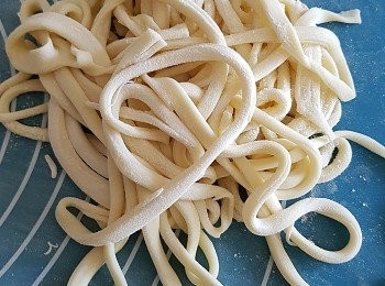 step8: ☆小記:(手粉)即灑在麵糰之麵粉,我會用中筋麵粉加少量栗粉、口感更滑。☆