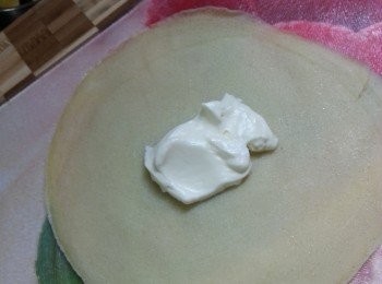 step13: 取一塊皮,先加少許打好的忌廉