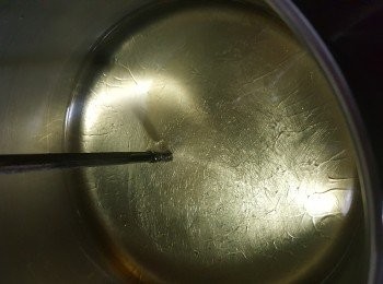 step8: 用適量油煮滾,用木筷子試油溫,如木筷子起泡代表油已經夠熱