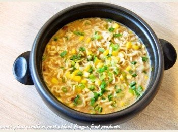 step5: 熄火前再拌入蔥花來增色與添味，吃來香味十足、口感絕佳、湯頭濃郁！