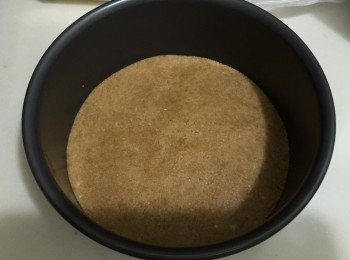 step1: 先準備餅底 ，將消化餅壓碎並加入已用熱水助溶的牛油溶液攪勻