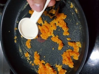 step8: 加入咸蛋黃加1湯匙食用開水拌勻