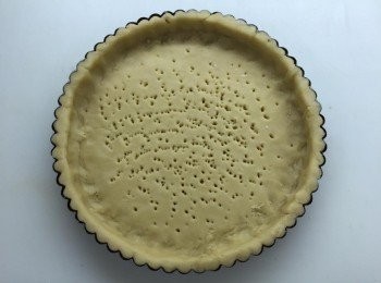 step2: 三小時後做好批底在底部加上小洞後放入200度的焗爐先焗15分鐘取出後立即薄薄掃上一層蛋漿 ,令佢個成品冇咁濕 ,可加D入爐石令佢入爐時中間唔好谷起~如果冇既就入爐期間見到佢谷起就吉一吉沉佢