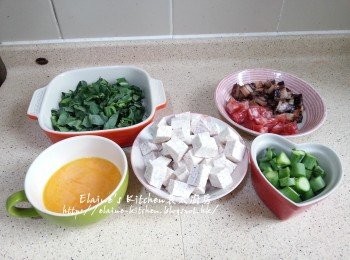 step2: 臘肉切片 , 臘腸切粒 , 芋頭去皮切粒 , 雞蛋打成蛋液