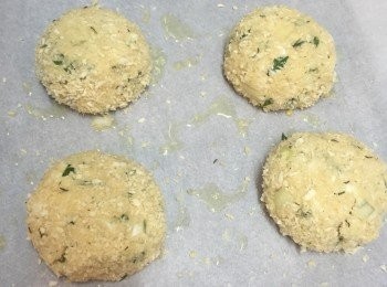 step3: 焗盤上鋪上焗盤紙，紙上掃少量油。雙手濕水，取出蟹肉做成需要的大小，平均地沾滿準備好的麵包糠，放在已掃油的焗盤紙上。入爐230度焗12至15分鐘至金黃色。