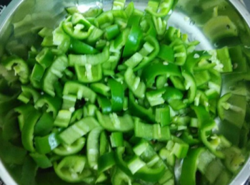 step1: 青椒洗淨，去籽，切小塊。