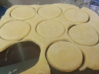 step3: 取出麵糰，擀成約1/4吋厚，印圓形