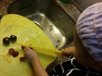 step4: 將車厘子切粒去核